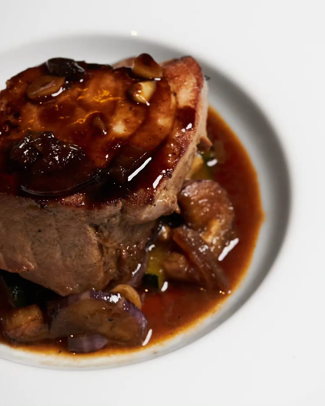 Bœuf grillé caramélisé et champignons, sauce brune