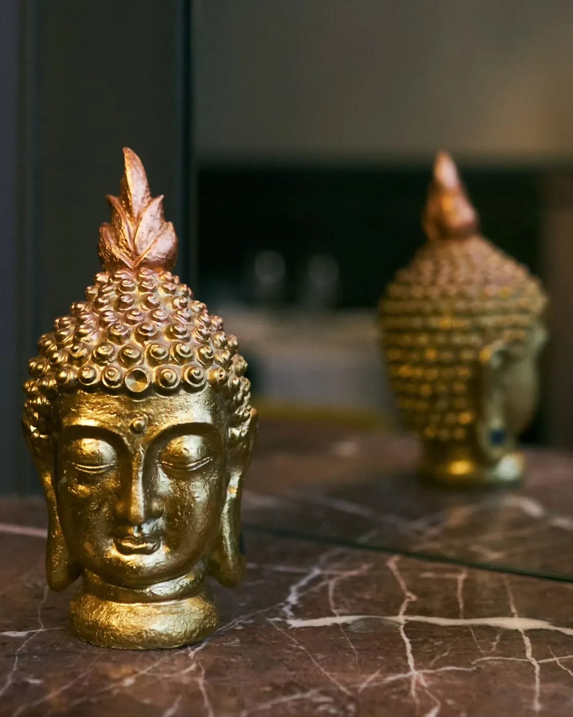 Bouddhas dorés sur marbre, détail du décor