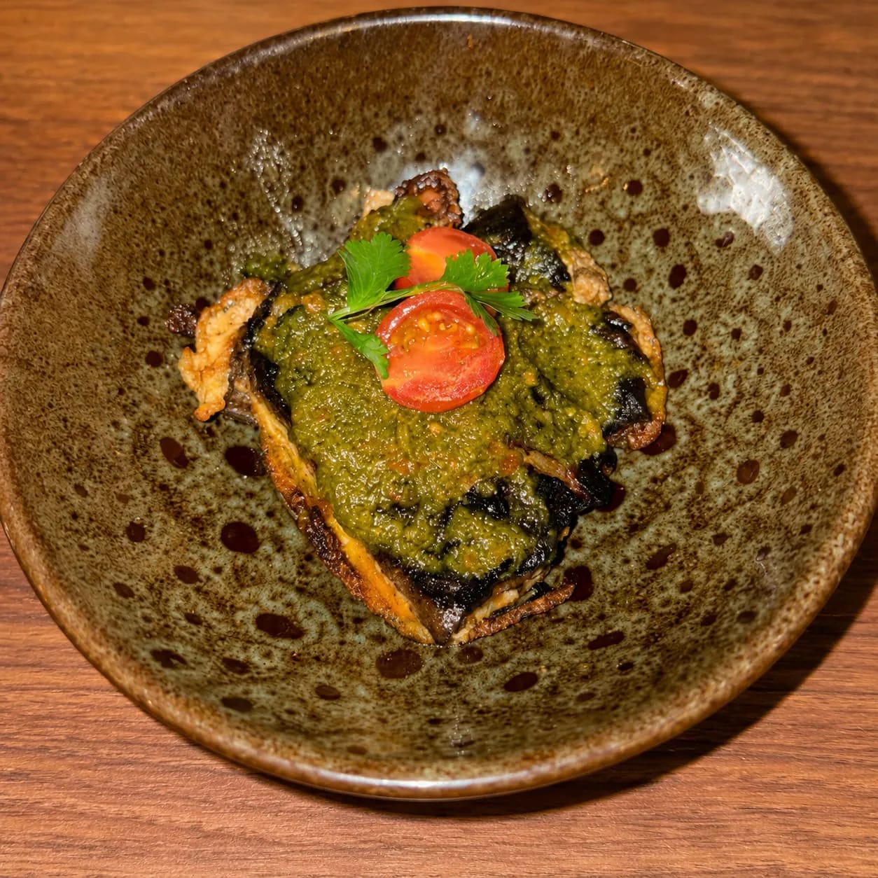 Poisson, sauce verte aux herbes, bol en grès