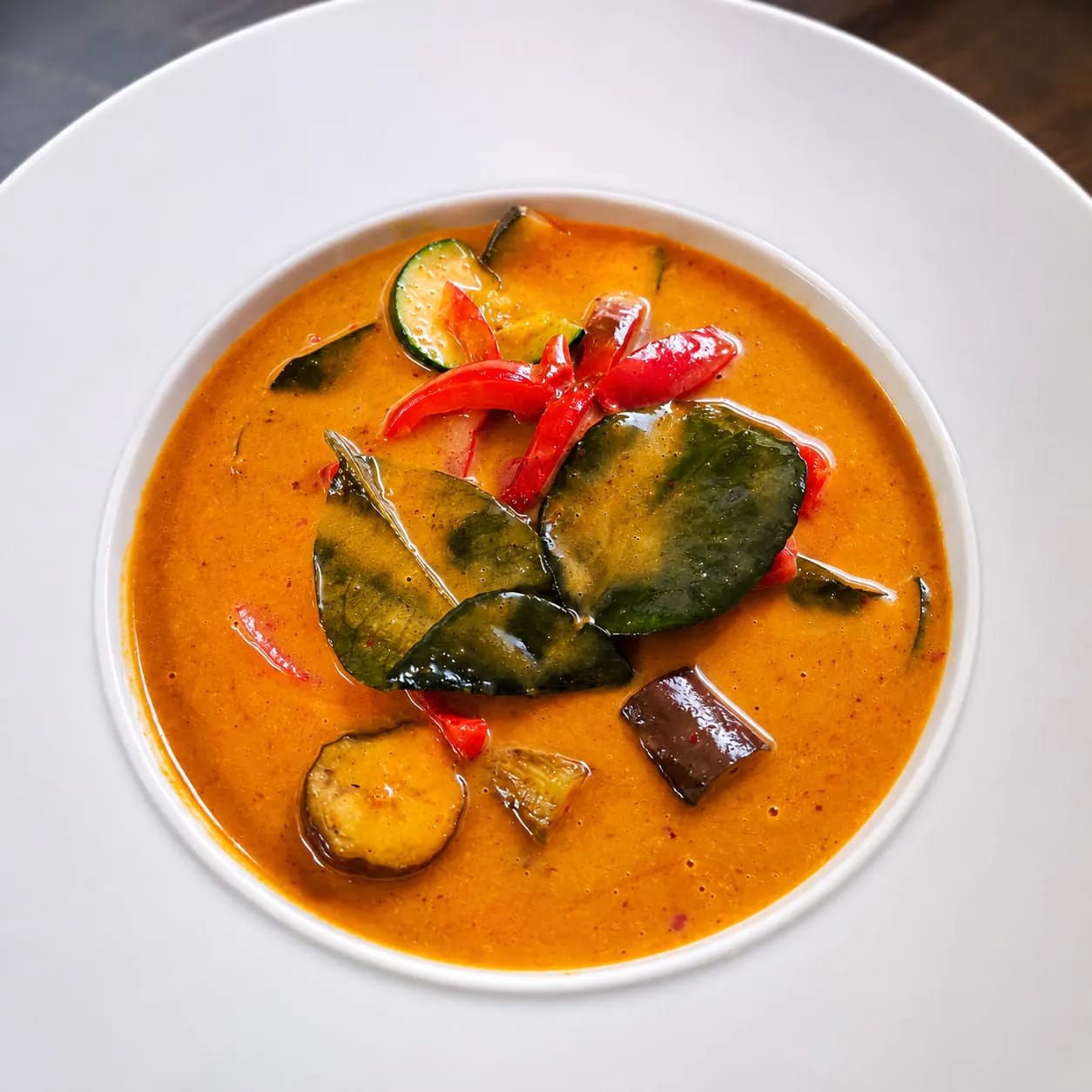 Curry rouge au lait de coco, aubergines thaï et combava