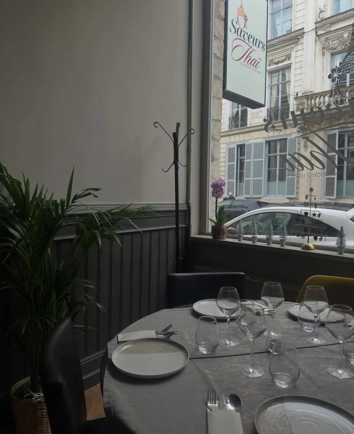 Table dressée côté fenêtre, vue sur la rue de la Barre