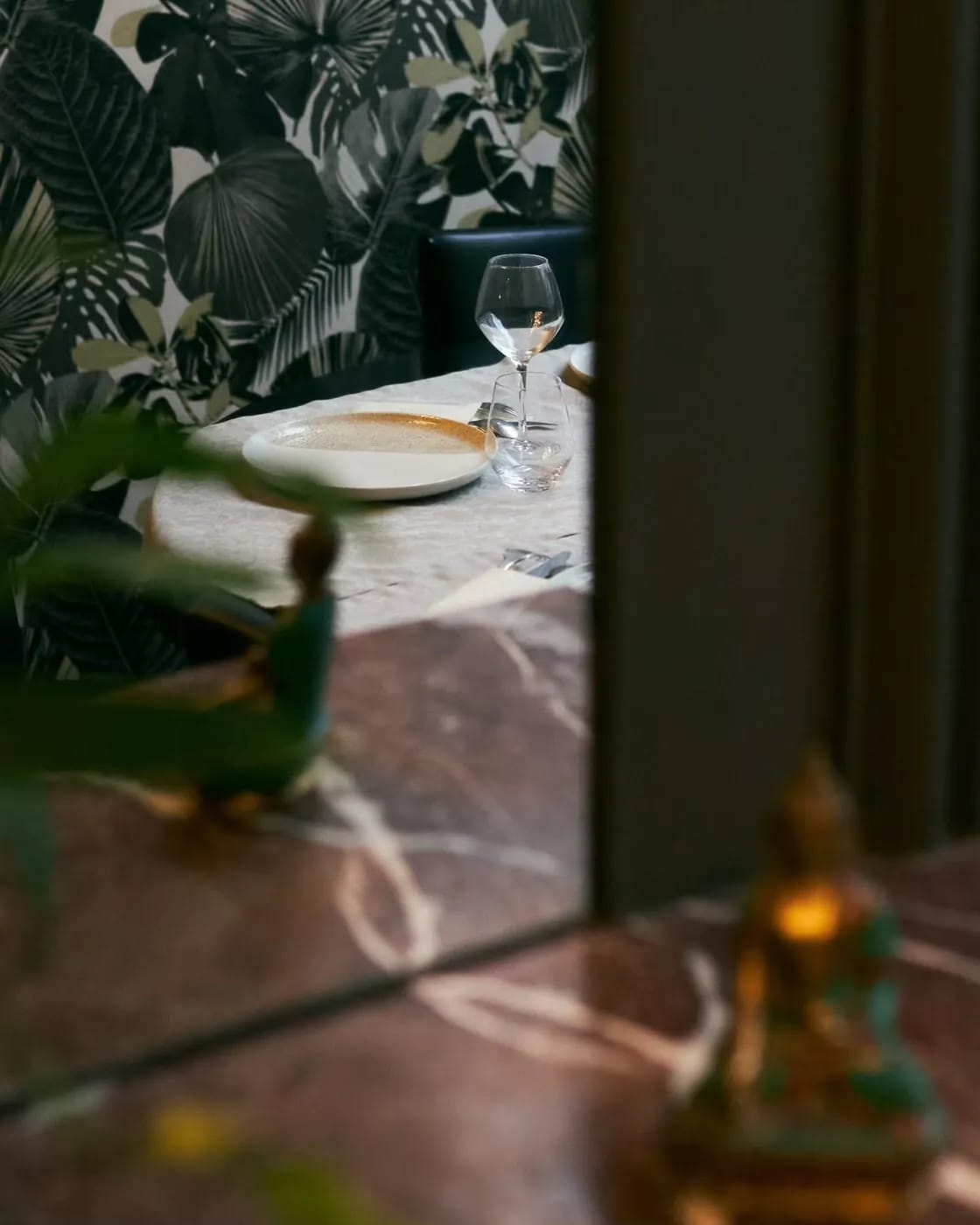 Ambiance du soir : table, bougie et lumière tamisée