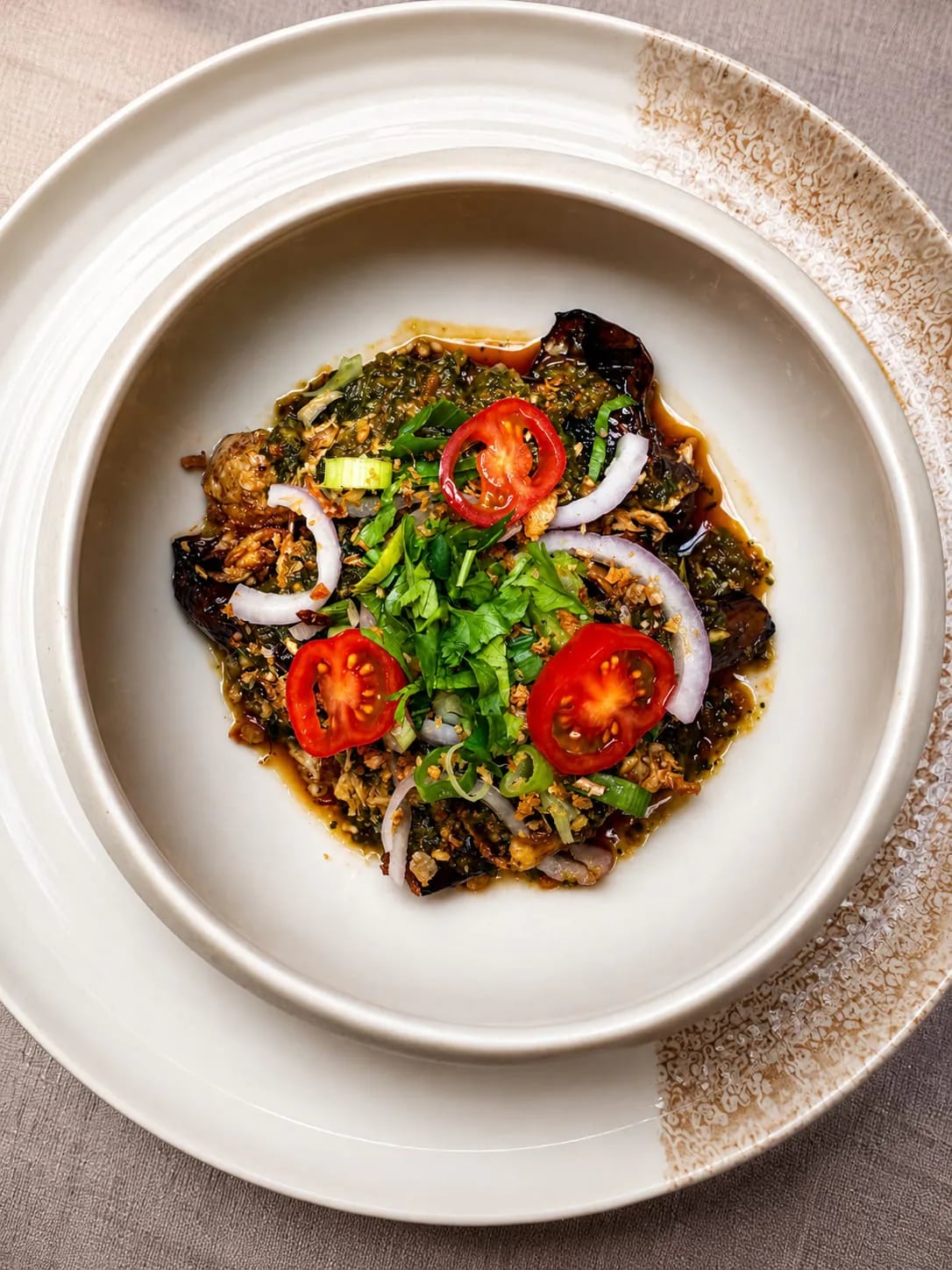 Larb thaï revisité, vue zénithale, dressage soigné sur assiette blanche